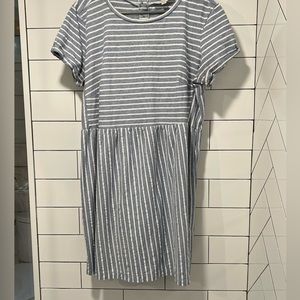 LOFT Short sleeved, seersucker, above the knee length dress. Size 14
